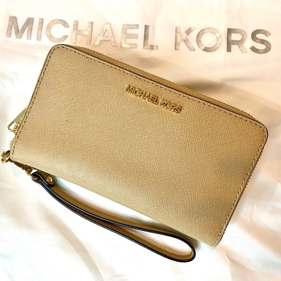 Michael Kors Jet Set Travel Medium Zip Around Phone Holder  - Tan Color - Picture 1 of 14